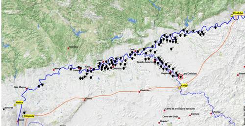 MAPA Écija es un municipio sevillano asentado sobre el valle del río Genil, afluente principal de Guadalquivir al que se une poco después de atravesar su término, una vez que alcanza Palma del Río, en la vecina provincia de Córdoba. El caudal de este río es bastante regular debido a la localización de su cabecera en Sierra Nevada, que lo dota de un régimen pluvionival, por lo que su estiaje no es tan acusado como para secarlo completamente, a pesar de las elevadas temperaturas medias de sus veranos extraordinariamente largos, secos y calurosos. El paisaje del tramo inferior del río, apenas a 100 m s.n.m. está dominado por un relieve suave de campiñas cultivadas en su práctica totalidad, predominando en la actualidad la producción de cereales, si bien el olivar es el principal cultivo leñoso. El río está regulado por la existencia de varios embalses a lo largo de su cauce, pero gozó durante la Antigüedad de un caudal permanente con capacidad para asegurar la navegabilidad hasta el Guadalquivir y, por ello, fue vía fundamental para la salida de producciones excedentes hacia el puerto del Sevilla, desde donde se expedían hasta la capital del Imperio Romano y otras provincias del mismo: Britania, Germania, Galia, norte de África, etc. La arqueología ha documentado la abundante presencia en Roma de aceite procedente de la Bética en los primeros siglos del Imperio. Las inscripciones en cerca de 25 millones de ánforas, suficientes como para haber suministrado una media de 6 kg de aceite por persona y año, en el Monte Testaccio, así lo atestiguan. La mayoría de este aceite se destinaba a la annona imperial que se distribuía entre la plebe y el ejército romanos. Convertida en factoría aceitera, la Bética conoció una rápida mutación de cultivos y una desaforada construcción de infraestructuras necesarias para asegurar este comercio imperial.